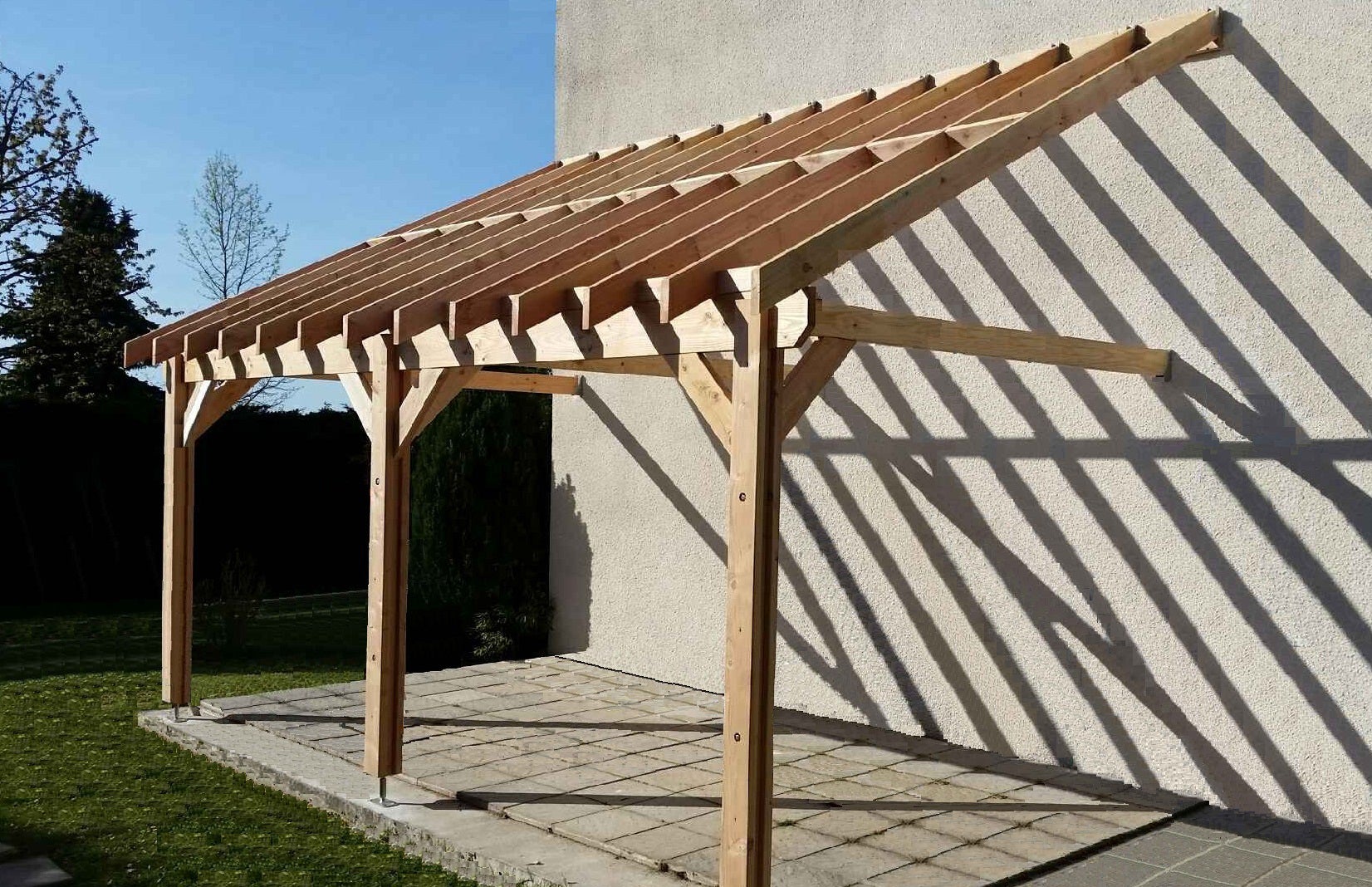 découvrez notre carport de 50m², idéal pour protéger vos véhicules des intempéries tout en ajoutant une touche esthétique à votre extérieur. fabriqué avec des matériaux de qualité, il offre une excellente durabilité et s'adapte à tous les styles d'habitat.