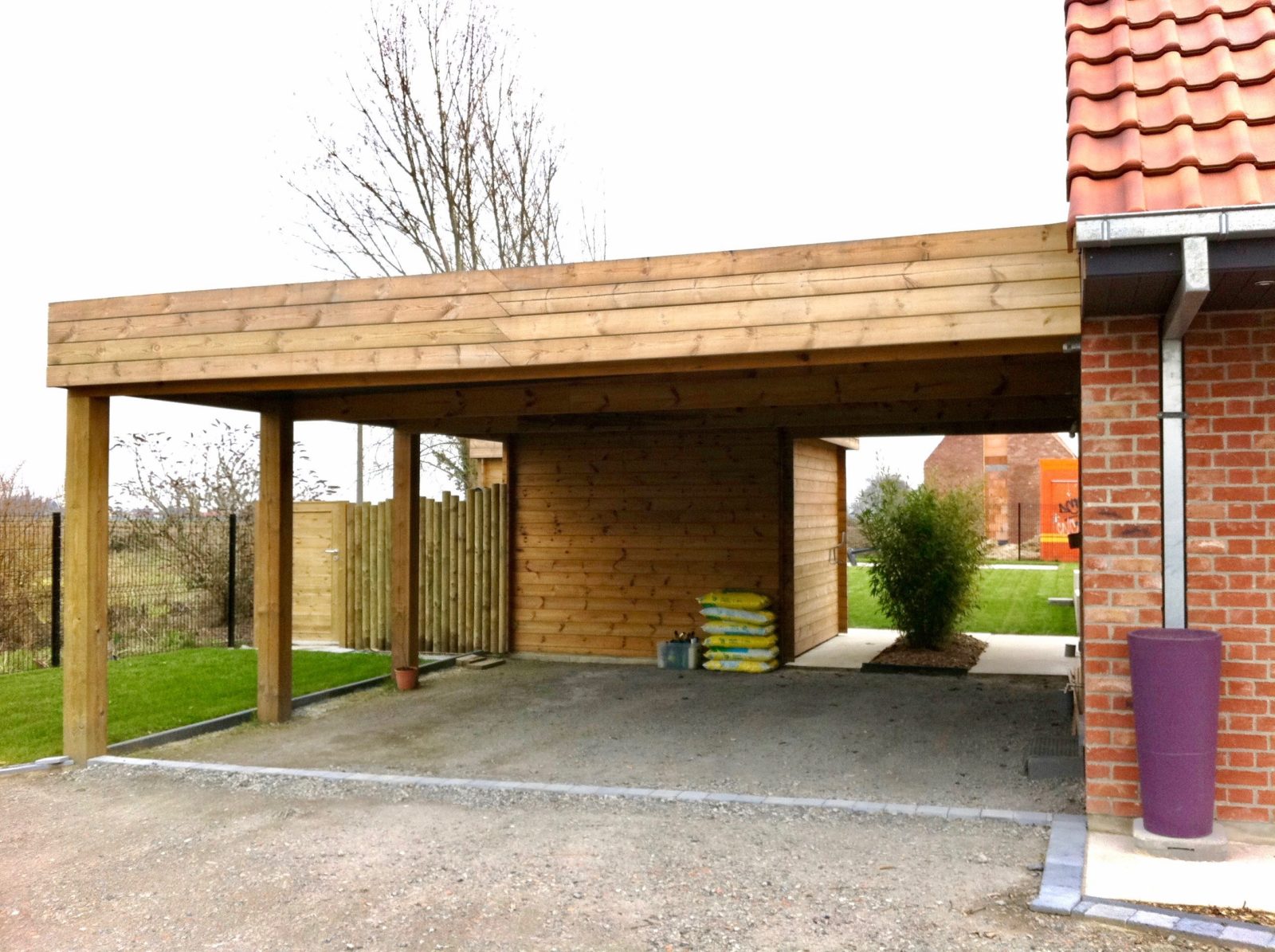 découvrez nos carports en bois, alliant élégance et robustesse, pour protéger votre véhicule des intempéries tout en ajoutant une touche naturelle à votre espace extérieur. facile à installer et durable, nos carports s'adaptent à tous les styles.