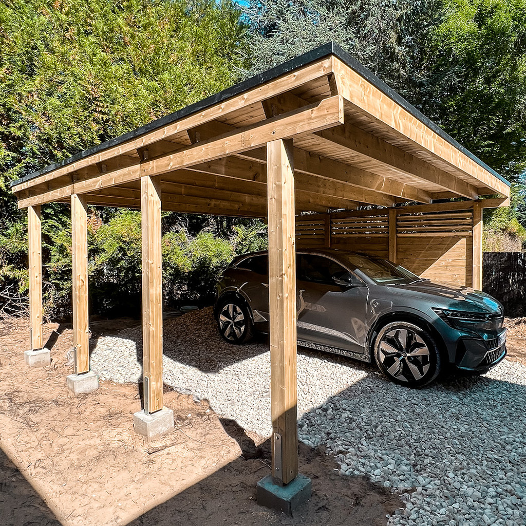 découvrez notre carport en bois élégant, conçu pour abriter 2 voitures tout en ajoutant une touche esthétique à votre jardin. solide et durable, il protège vos véhicules des intempéries tout en offrant un espace pratique.