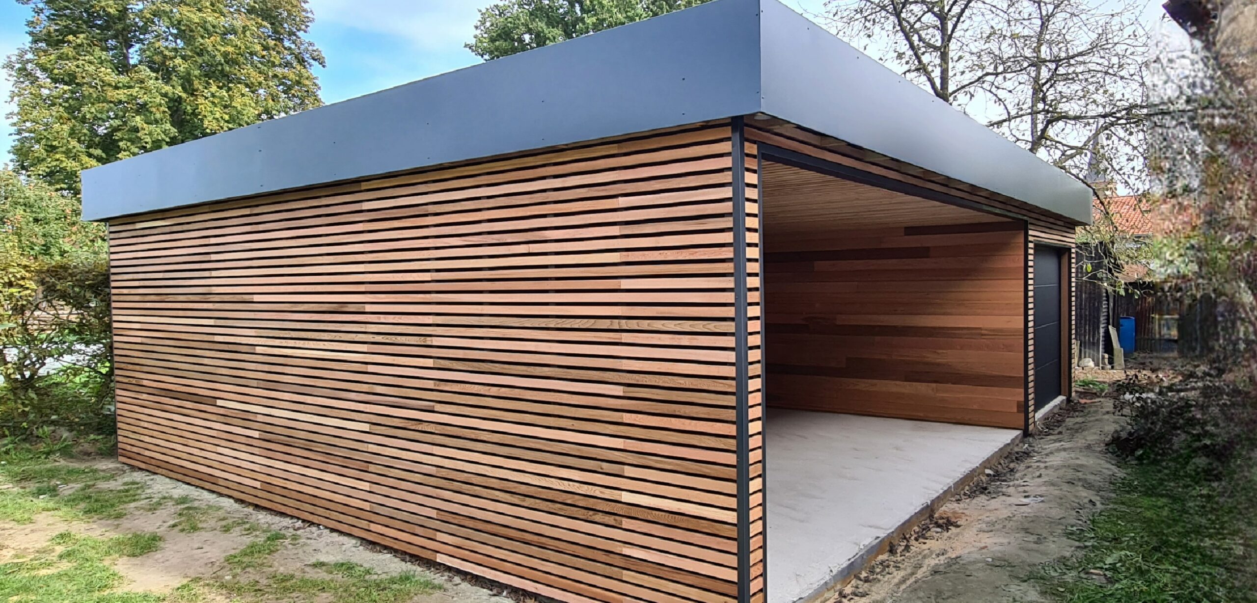 découvrez notre carport en bois, une solution élégante et durable pour protéger votre véhicule. fabriqué à partir de matériaux de haute qualité, il s'intègre parfaitement à votre jardin tout en offrant une fonctionnalité optimale. idéal pour les amoureux de la nature et du style, notre carport allie esthétisme et praticité.