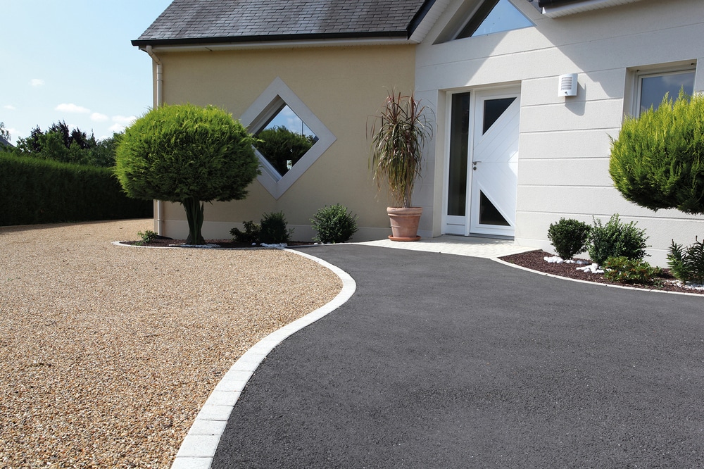 découvrez notre carport en goudron, une solution élégante et durable pour protéger votre véhicule des intempéries. ce abri auto est facile à installer et résistant, garantissant un entretien minimal tout en apportant une touche esthétique à votre extérieur.
