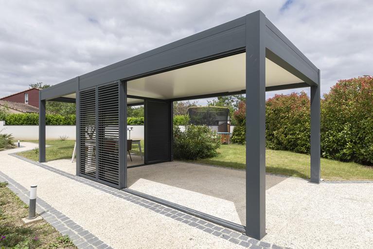 découvrez notre carport en goudron, résistant et esthétique, parfait pour protéger votre véhicule des intempéries. avec sa conception moderne et sa robustesse, il s'intègre harmonieusement à votre extérieur tout en apportant une touche fonctionnelle.