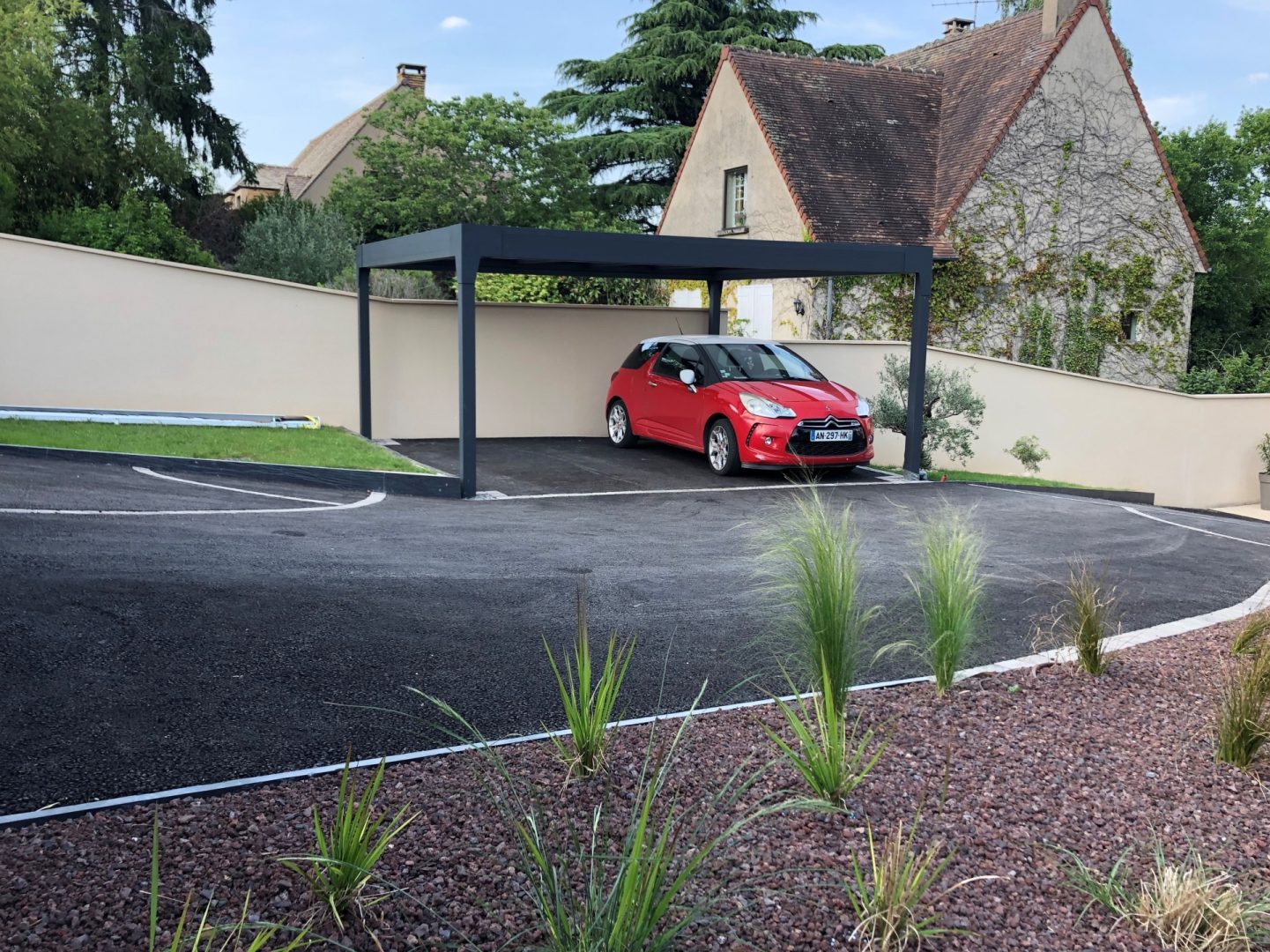 découvrez notre carport en goudron, une solution optimale pour protéger votre véhicule des intempéries tout en ajoutant une touche esthétique à votre extérieur. résistant et durable, ce carport offre un abri pratique et élégant pour votre voiture. idéal pour tous les types de véhicules, il s'intègre parfaitement à votre jardin ou votre allée. optez pour la qualité et le style avec notre carport en goudron.