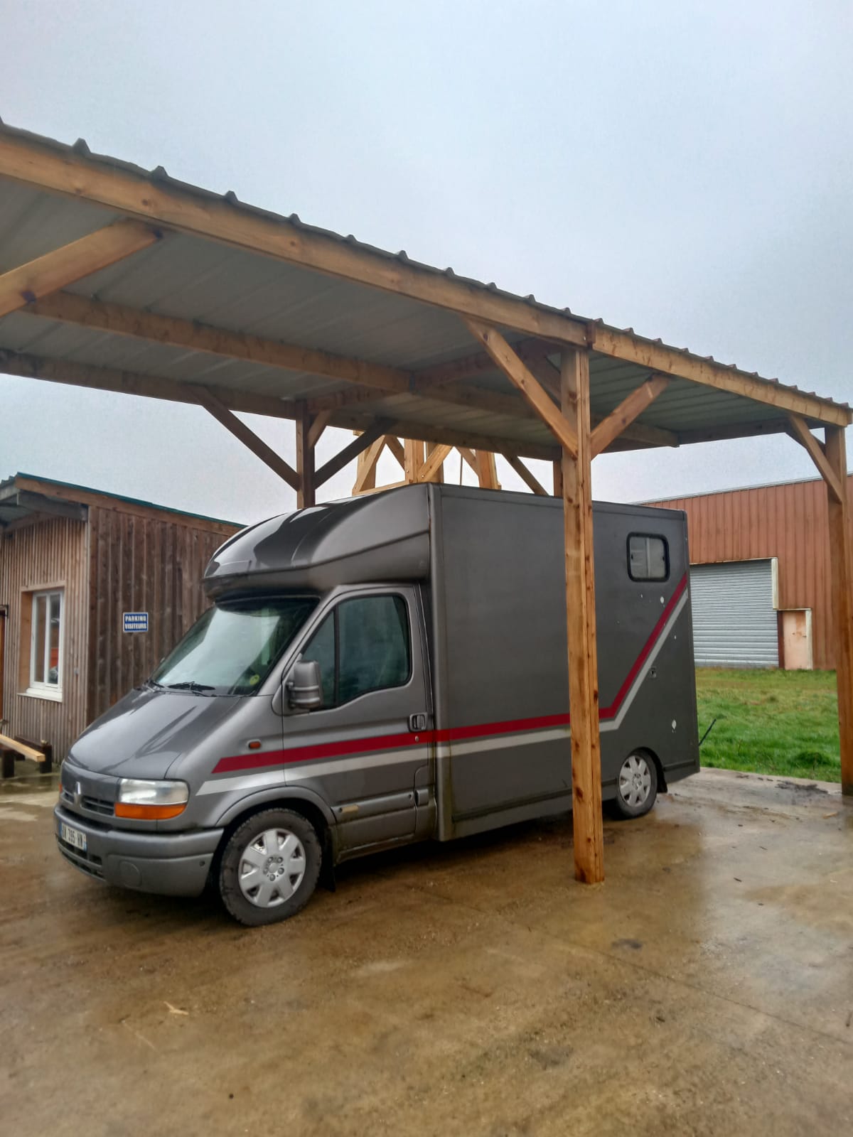 découvrez nos carports en normandie, alliant esthétisme et protection pour vos véhicules. fabriqués avec des matériaux de qualité, nos modèles s'adaptent parfaitement à votre extérieur tout en garantissant durabilité et fonctionnalité.