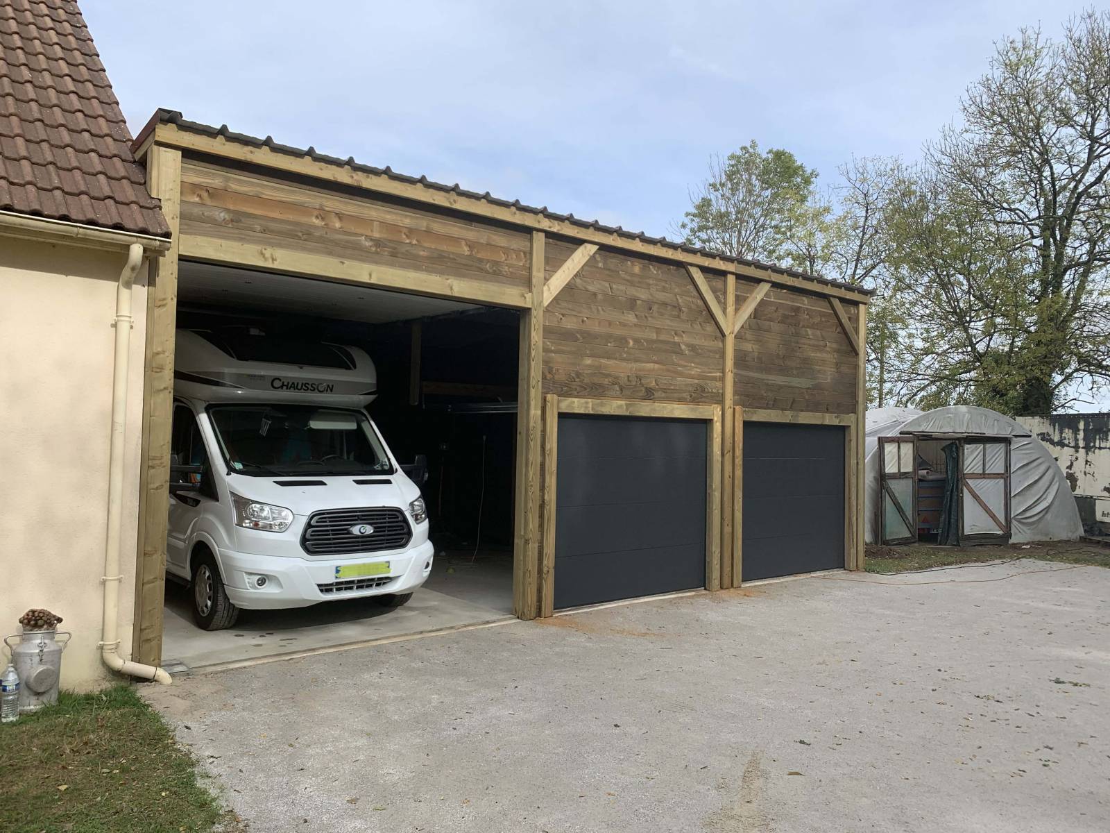 découvrez notre sélection de carports en normandie, alliant esthétique et protection pour votre véhicule. fabriqués avec des matériaux de qualité, nos carports s'adaptent à tous les styles et se prolonge dans le temps. protégez votre voiture des intempéries avec nos solutions sur mesure.
