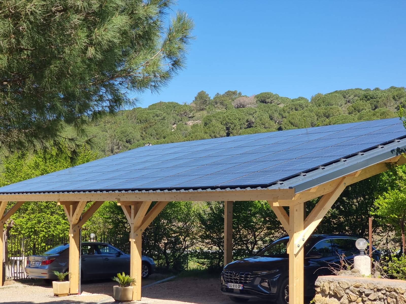 découvrez les avantages du carport solaire, une solution innovante pour abriter votre véhicule tout en produisant de l'énergie verte. alliez praticité et écologie avec cet aménagement tendance qui valorise votre propriété.