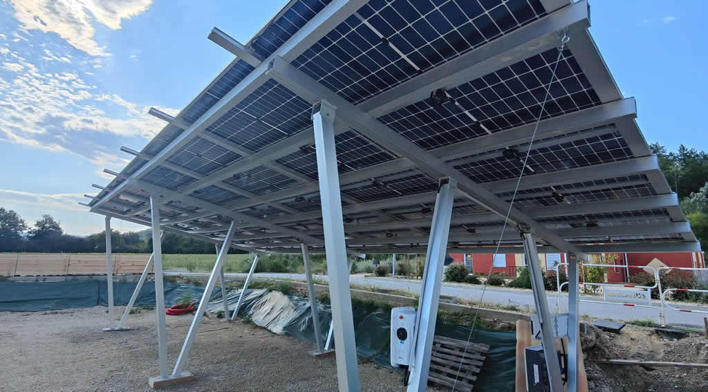 découvrez notre carport solaire de 6kw, une solution écologique et innovante pour abriter votre véhicule tout en produisant votre propre énergie. optimisez votre espace extérieur et réduisez vos factures d'électricité grâce à ce système performant et esthétique.