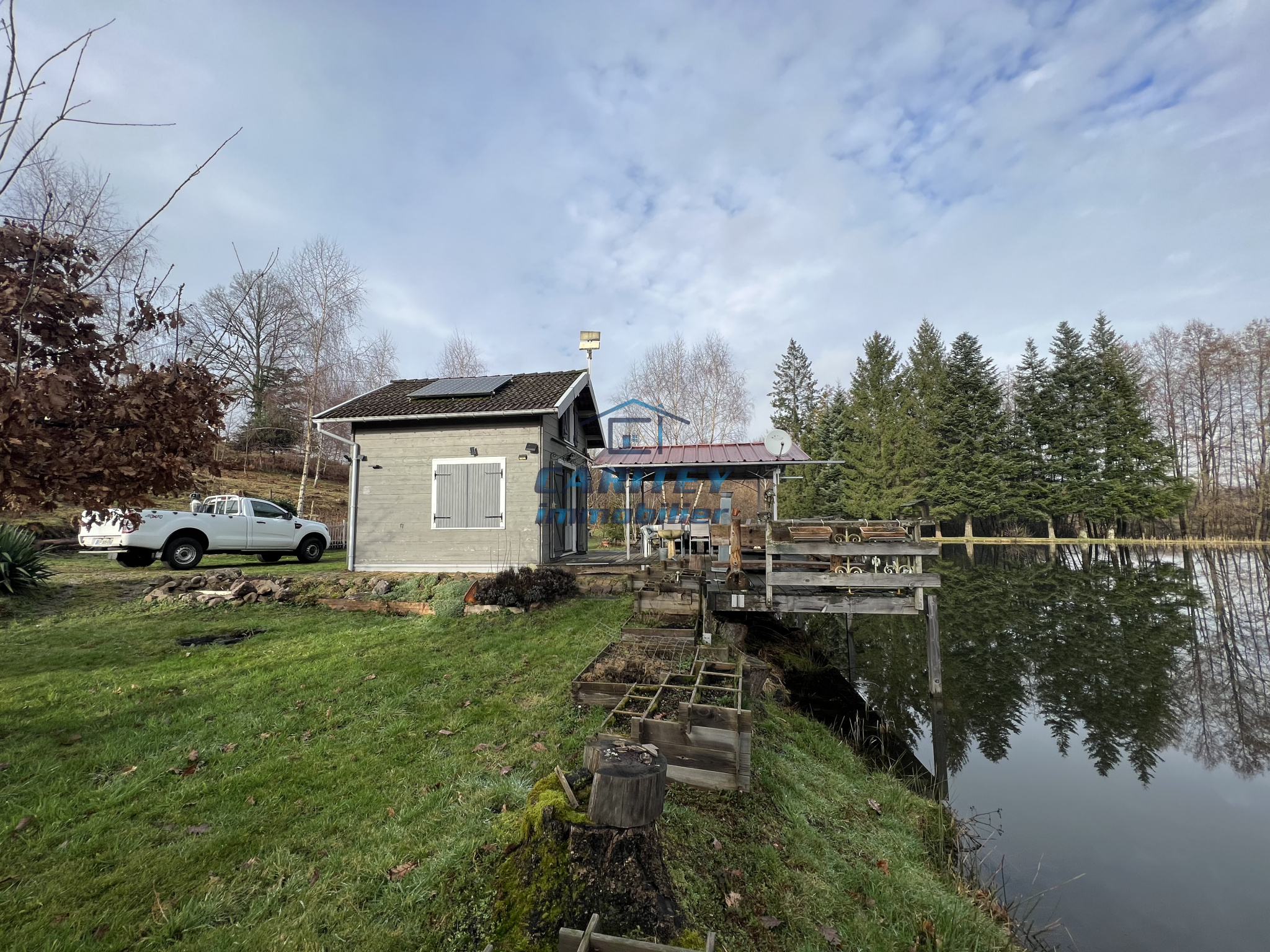 découvrez notre chalet autonome, un refuge écologique et confortable en pleine nature. profitez d'un séjour unique grâce à des équipements écologiques qui allient confort et respect de l'environnement. idéal pour des vacances dépaysantes et reposantes.