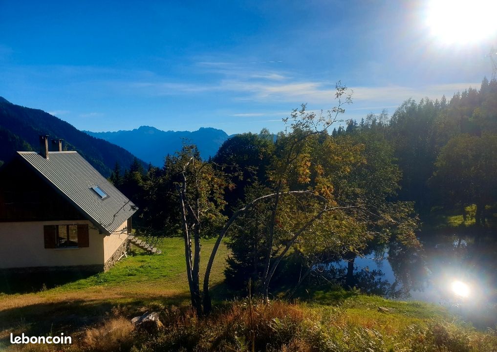 découvrez le charme d'un chalet isolé, un refuge parfait pour vous échapper du quotidien. profitez de la tranquillité de la nature, d'un cadre idyllique et de toutes les commodités modernes. idéal pour des vacances revigorantes en toute intimité.