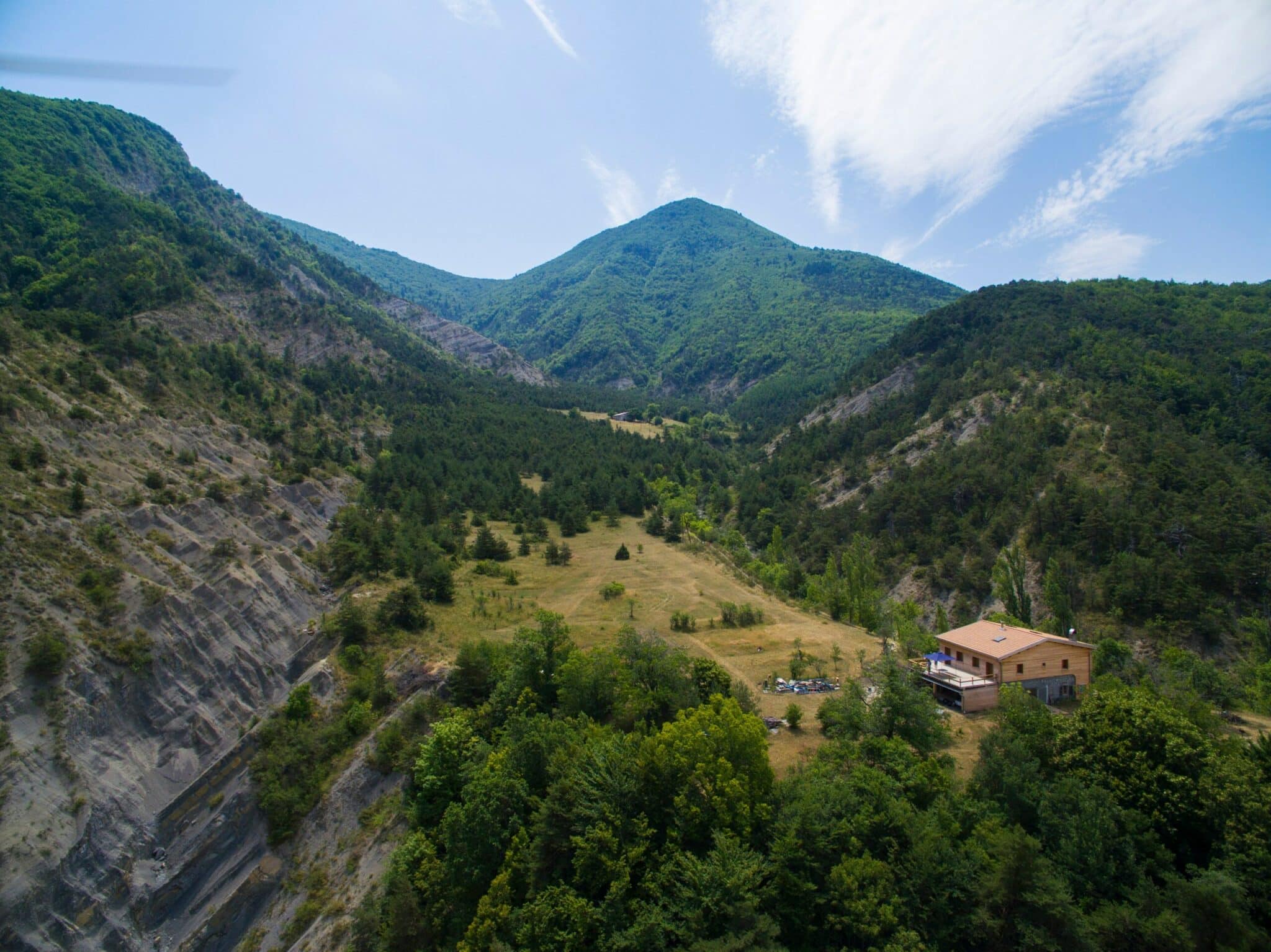 découvrez notre chalet isolé, un havre de paix au cœur de la nature, idéal pour se ressourcer et profiter d'une escapade inoubliable loin du tumulte quotidien. parfait pour les amateurs de calme et d'aventures en plein air.