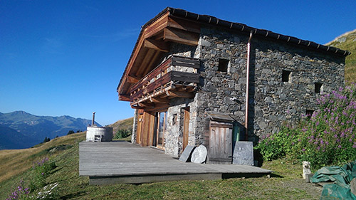 découvrez un chalet isolé, idéal pour une escapade ressourçante en pleine nature. profitez du calme et de la tranquillité tout en savourant des moments inoubliables loin du tumulte quotidien.