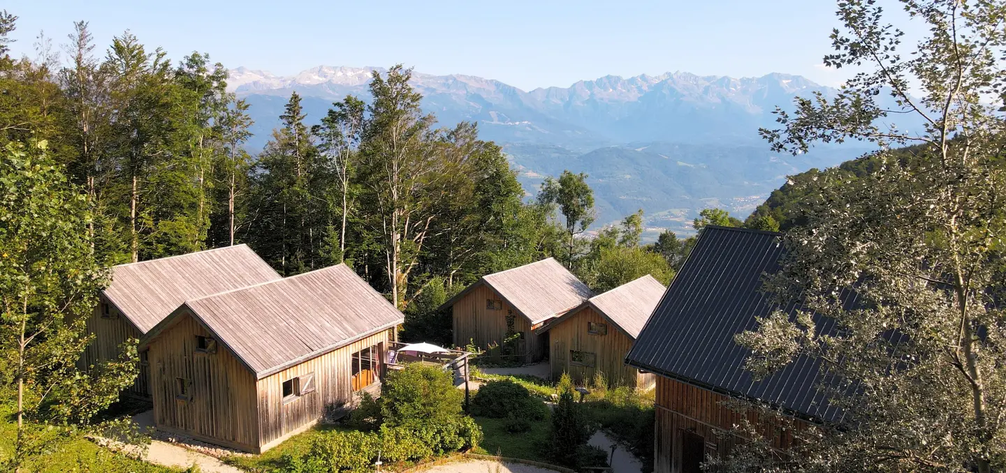 découvrez notre chalet isolé, un refuge tranquille en pleine nature où vous pourrez vous ressourcer, profiter d'une vue imprenable et vivre des moments inoubliables loin du stress quotidien.