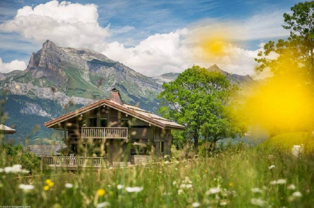 découvrez le charme authentique de notre chalet en montagne, un havre de paix idéal pour des vacances en pleine nature. profitez de paysages époustouflants, d'activités de plein air et d'un confort chaleureux pour des moments inoubliables en famille ou entre amis.