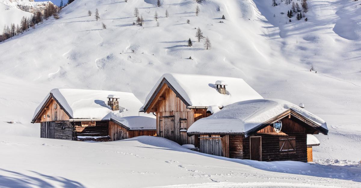découvrez notre chalet montagne, un havre de paix niché au cœur des alpes. profitez d'un cadre enchanteur, idéal pour des vacances en famille ou entre amis, avec des activités de plein air à portée de main. réveillez-vous chaque matin avec des vues imprenables sur les sommets enneigés et laissez-vous séduire par le charme rustique de notre chalet.