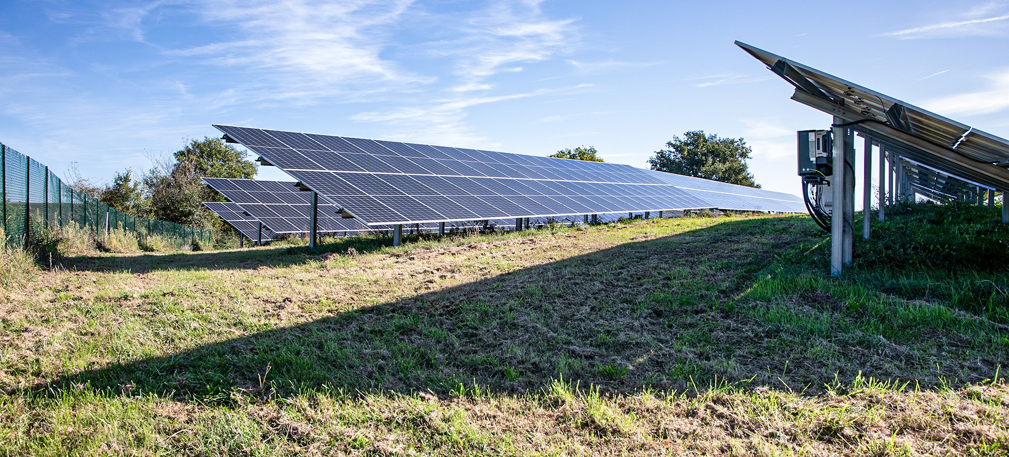 découvrez les champs solaires, des installations innovantes qui transforment l'énergie du soleil en électricité. explorez leur impact sur la durabilité, l'environnement et les communautés, tout en apprenant comment ils contribuent à un avenir énergétique renouvelable.