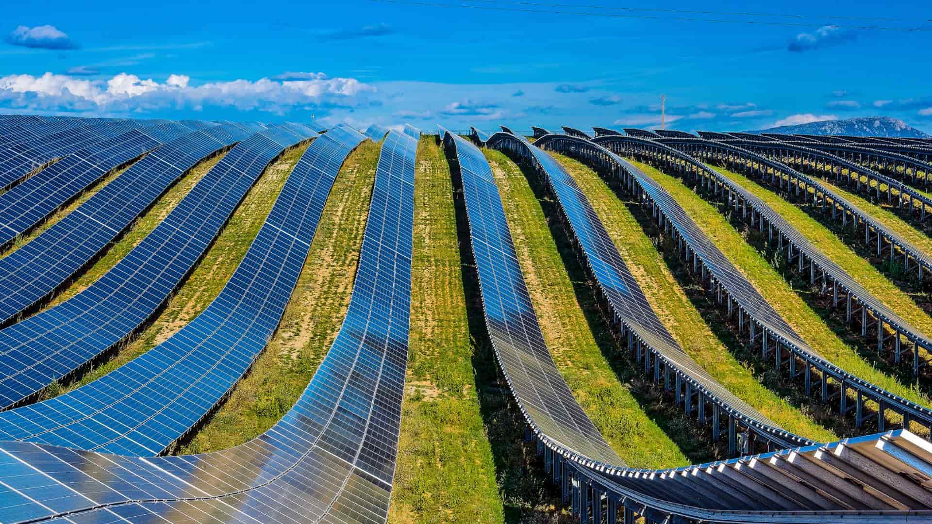 découvrez l'univers des champs solaires : des installations qui capturent l'énergie du soleil pour produire de l'électricité renouvelable. apprenez comment ces systèmes contribuent à la transition énergétique et à la protection de notre planète.