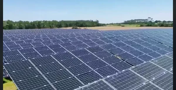 découvrez les champs solaires, une solution d'énergie renouvelable incontournable pour produire de l'électricité de manière durable et respectueuse de l'environnement. apprenez comment ces installations photovoltaïques transforment la lumière du soleil en énergie, contribuant ainsi à la transition énergétique et à la lutte contre le changement climatique.