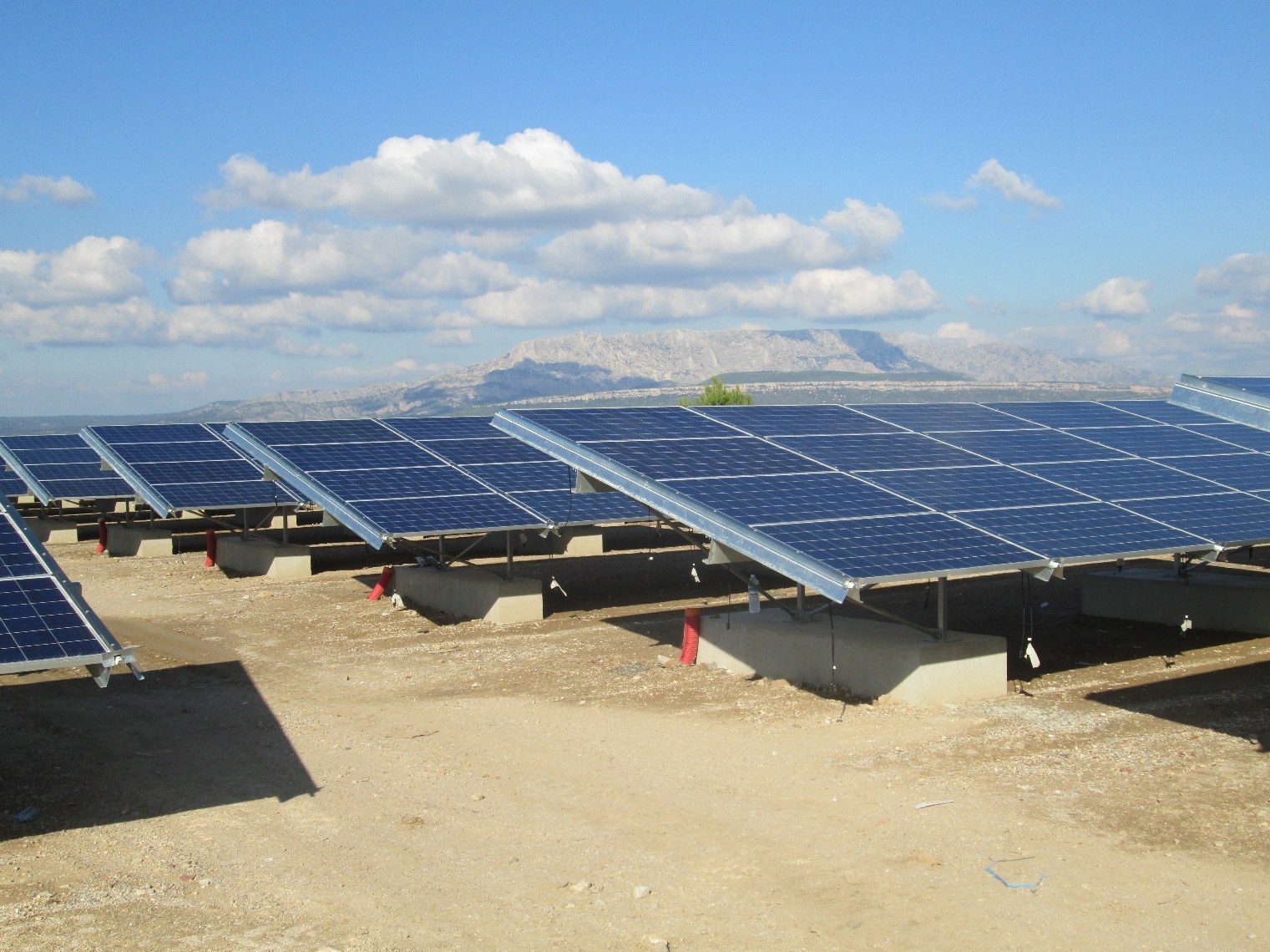 découvrez les champs solaires, une solution énergétique durable qui utilise la puissance du soleil pour produire de l'électricité. explorez les avantages écologiques et économiques de cette technologie innovante, ainsi que son impact positif sur l'environnement.
