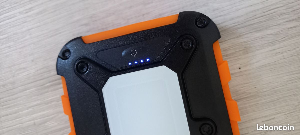 découvrez notre chargeur solaire spécialement conçu pour les randonneurs. léger et portable, il vous permet de recharger vos appareils électroniques partout en pleine nature, tout en profitant de l'énergie renouvelable. ne laissez plus la batterie de votre téléphone ou gps vous ralentir lors de vos aventures en plein air !