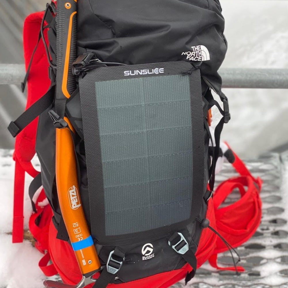 découvrez le chargeur solaire trek, l'accessoire idéal pour vos aventures en plein air. léger et portable, ce chargeur solaire garantit une recharge efficace de vos appareils électroniques, même dans les lieux les plus reculés. ne laissez plus la batterie de vos appareils vous freiner dans vos explorations !