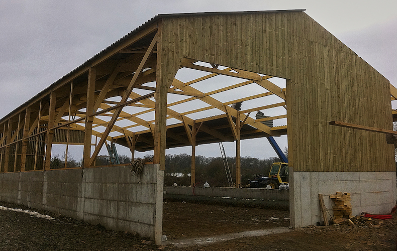 découvrez nos solutions de charpente agricole, conçues pour offrir robustesse et durabilité. idéales pour les exploitations, nos structures s'adaptent à vos besoins, que ce soit pour des hangars, des abris ou des silos. bénéficiez d'une expertise reconnue et d'un accompagnement personnalisé pour vos projets agricoles.