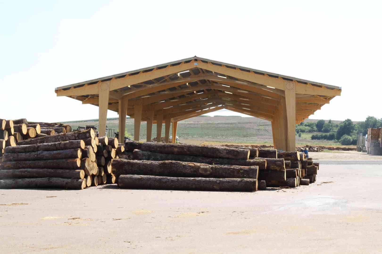 découvrez notre expertise en charpente de hangar, alliant robustesse et durabilité. nous vous proposons des solutions sur mesure pour vos projets de construction, garantissant une structure fiable et adaptée à vos besoins.