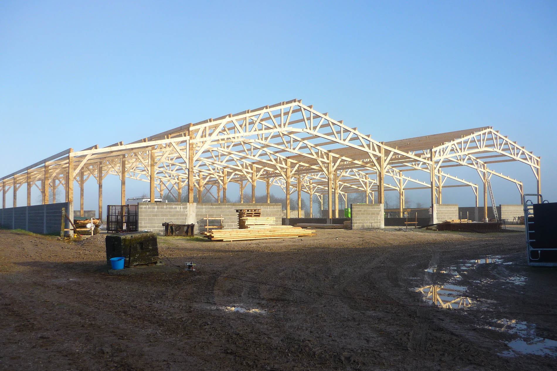 découvrez nos solutions de charpente pour hangars, alliant robustesse et durabilité. conçues sur mesure pour répondre à vos besoins, nos structures assurent un excellent rapport qualité-prix. idéales pour le stockage, l'agriculture ou l'industrie, nos charpentes hangar sont le choix parfait pour vos projets de construction.