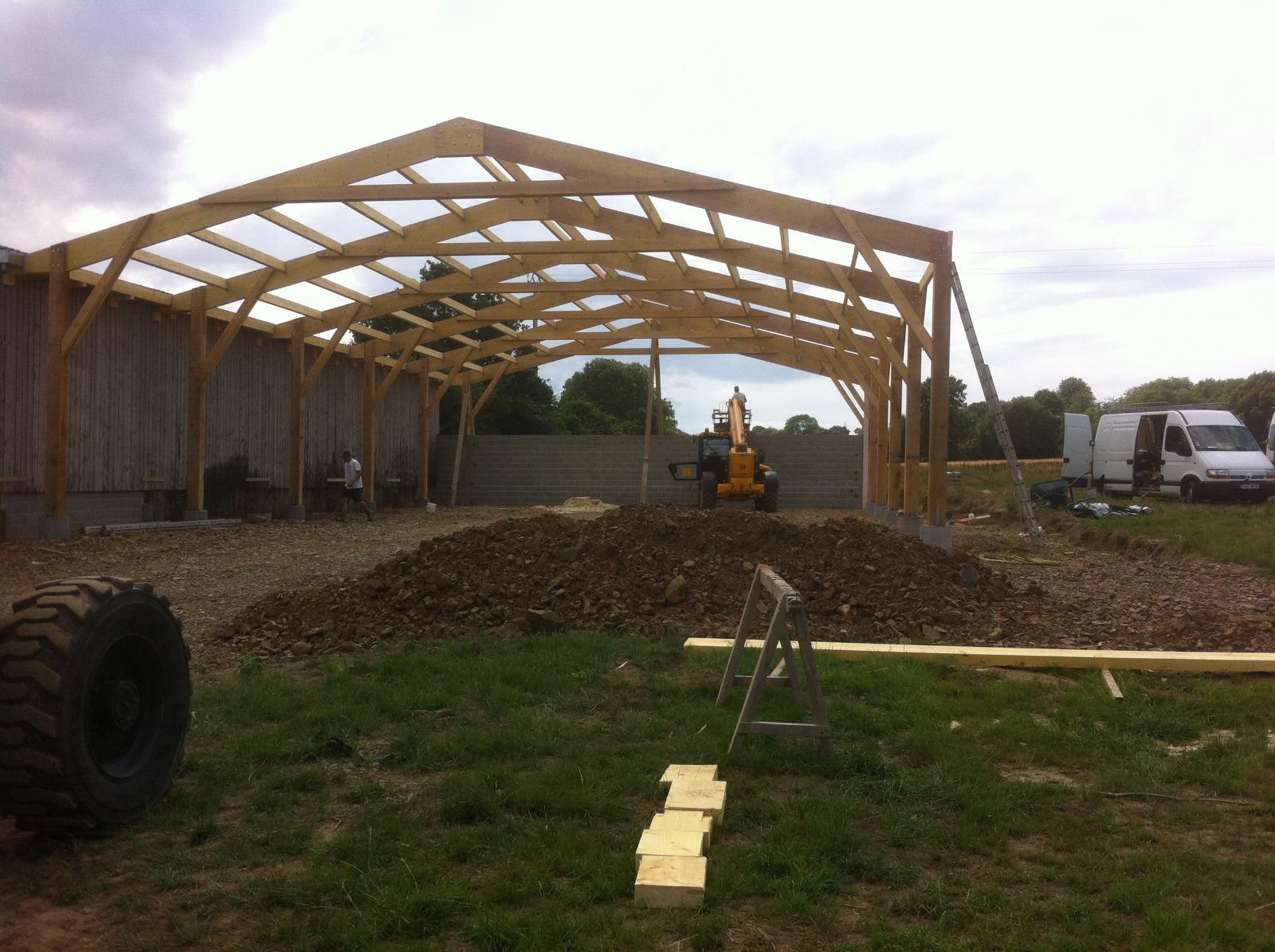 découvrez nos solutions de charpente pour hangar, alliant robustesse et durabilité. idéales pour des espaces de stockage ou des projets agricoles, nos charpentes vous garantissent une construction solide et fiable.