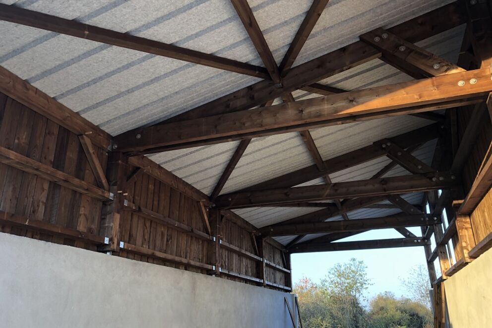 découvrez nos solutions de charpente pour hangars, alliant robustesse et esthétisme. fabriquées sur mesure, nos structures s'adaptent à vos besoins pour un espace de rangement ou de travail optimal.