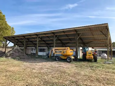 découvrez nos solutions innovantes de charpente en photovoltaïque (pv) pour optimiser l'énergie de votre bâtiment. alliez durabilité et performance avec nos structures adaptées à vos besoins.