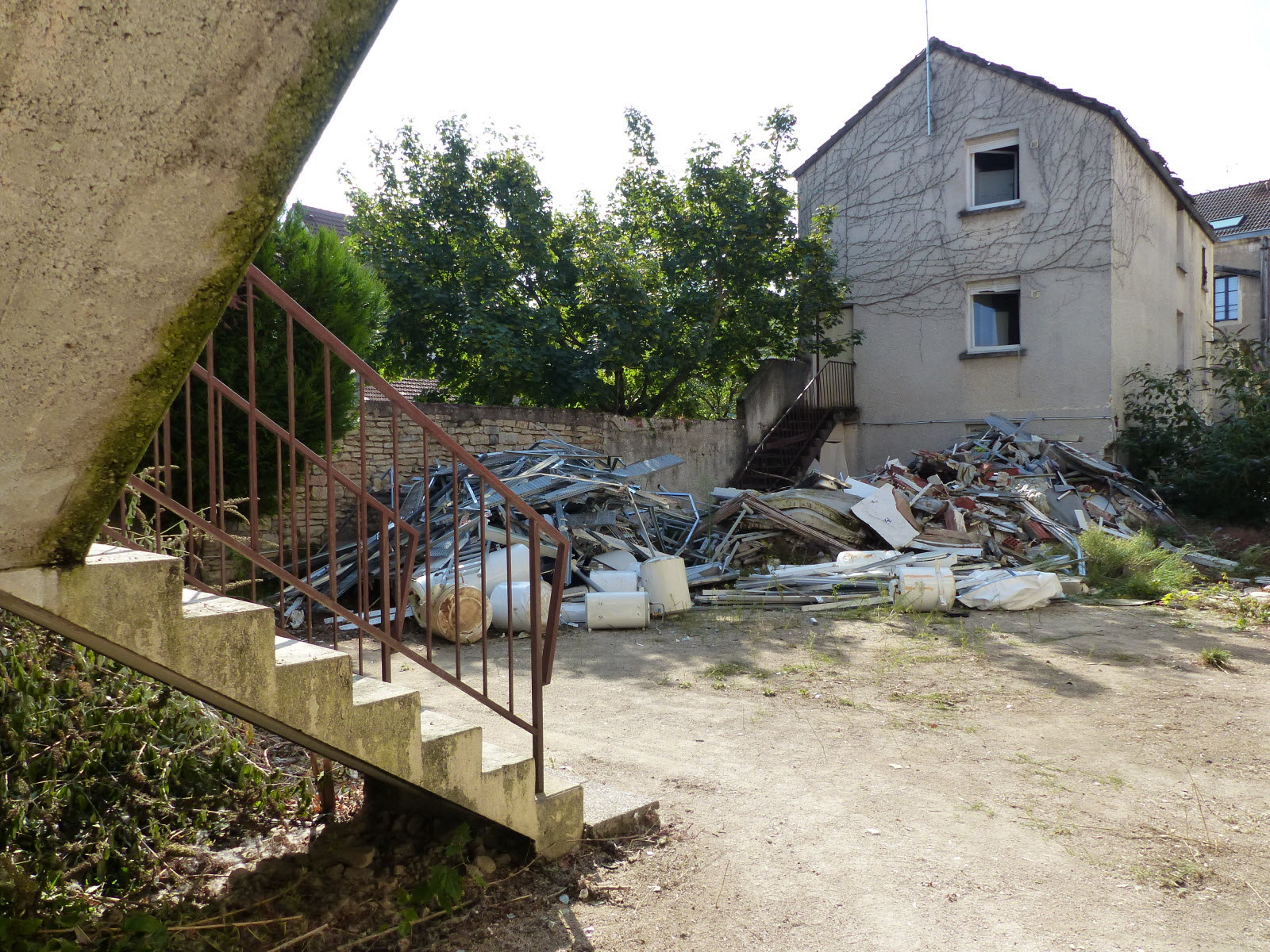 découvrez les causes et les conséquences d'une explosion de chauffe-eau, ainsi que les mesures préventives à prendre pour assurer votre sécurité à domicile.