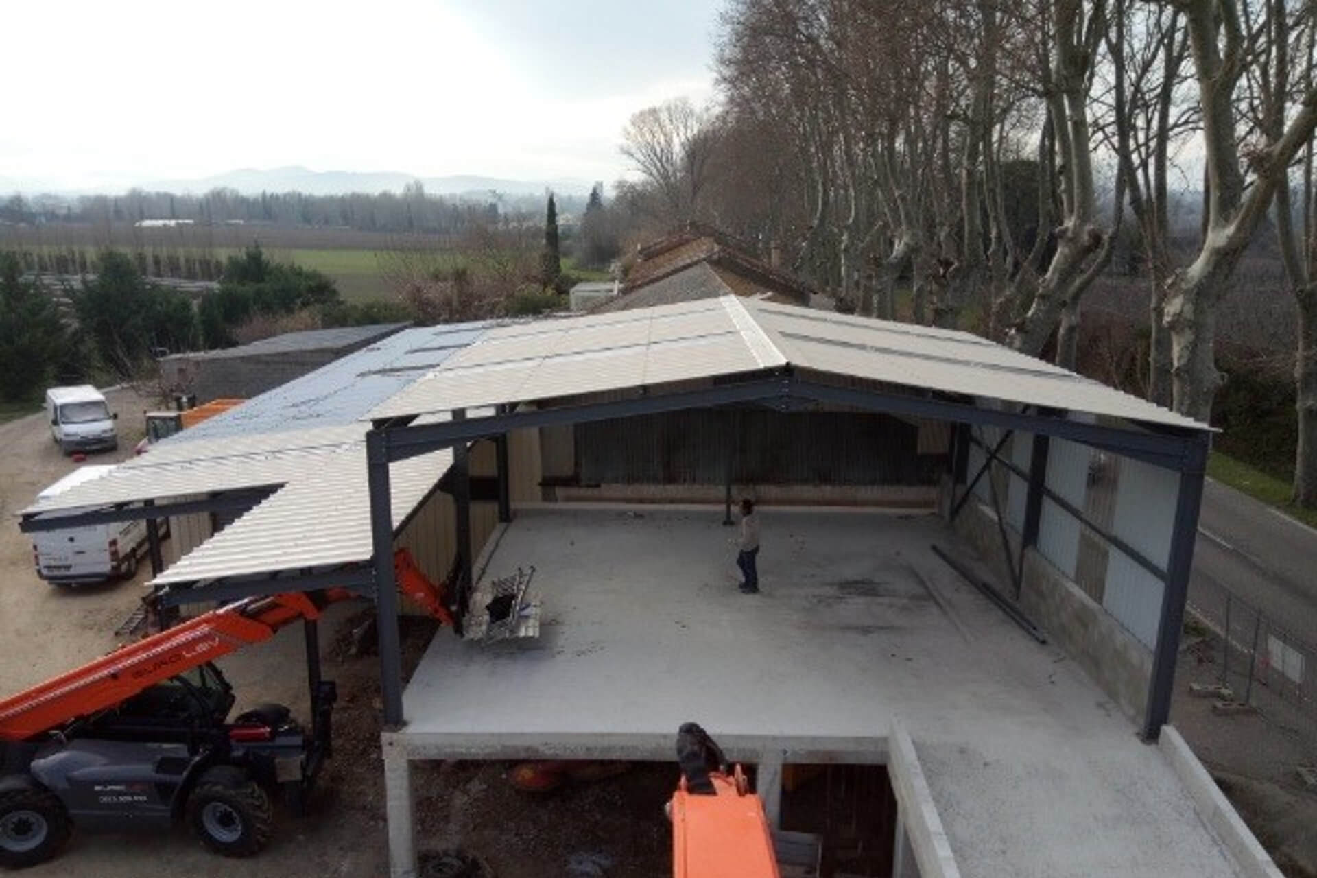 découvrez nos services de fabrication de hangars métalliques sur mesure. nous proposons des solutions adaptées à vos besoins, alliant durabilité, résistance et esthétisme. transformez votre projet en réalité avec notre expertise en construction métallique.