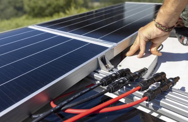découvrez comment connecter efficacement vos panneaux solaires pour optimiser la production d'énergie. suivez nos conseils pratiques et guide étape par étape pour une installation réussie et durable.