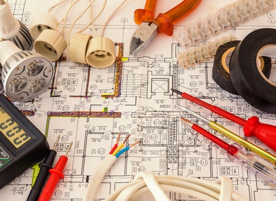 découvrez comment gérer la consommation électrique de votre maison de 100m2. explorez des astuces pratiques pour réduire votre facture d'électricité tout en optimisant votre confort et votre efficacité énergétique. apprenez à utiliser judicieusement vos appareils et à maîtriser votre consommation quotidienne.