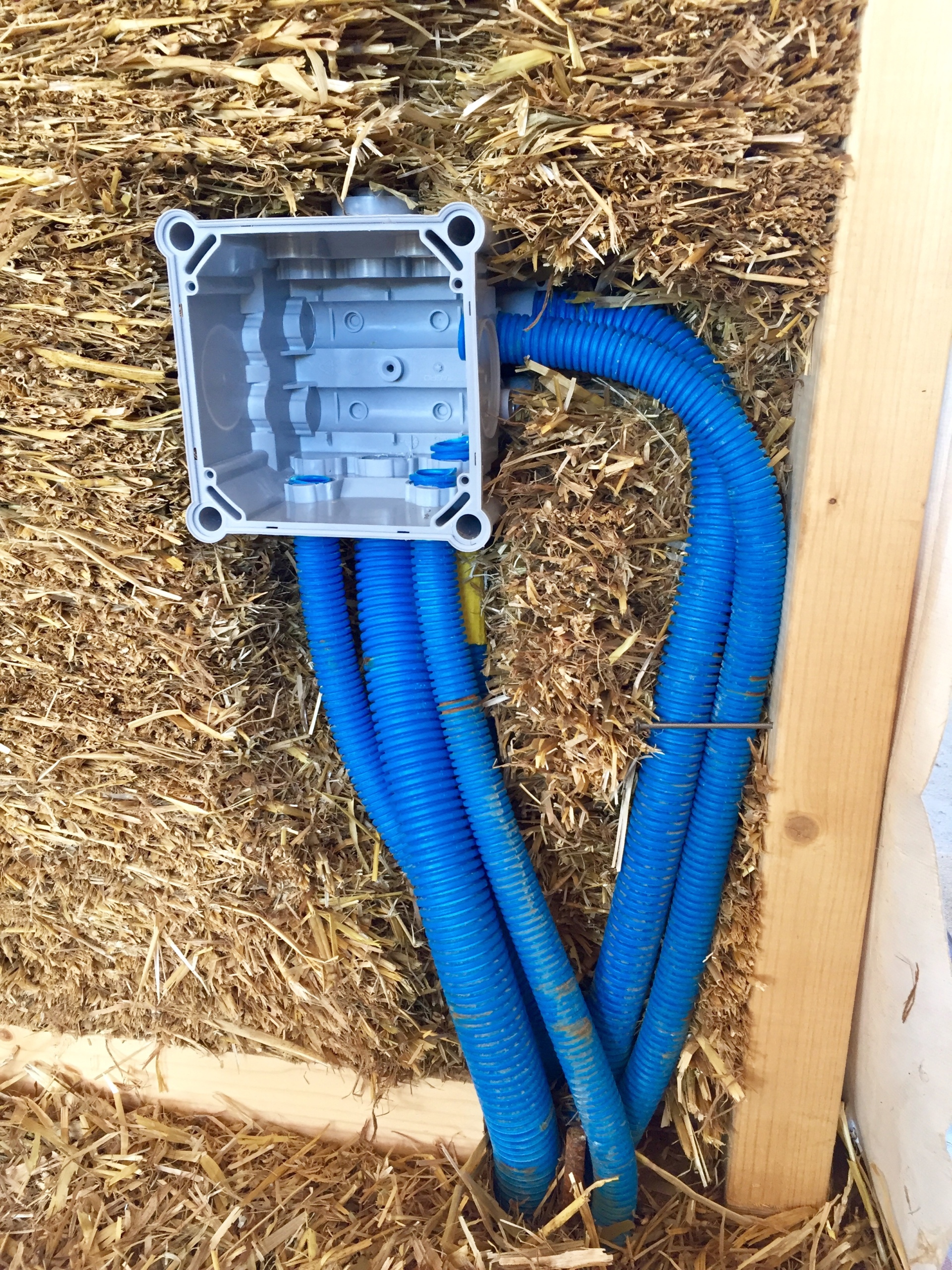 découvrez tout ce qu'il faut savoir sur l'électricité maison : conseils pratiques, normes de sécurité, choix des équipements et astuces d'économie d'énergie pour un habitat fonctionnel et éco-responsable.
