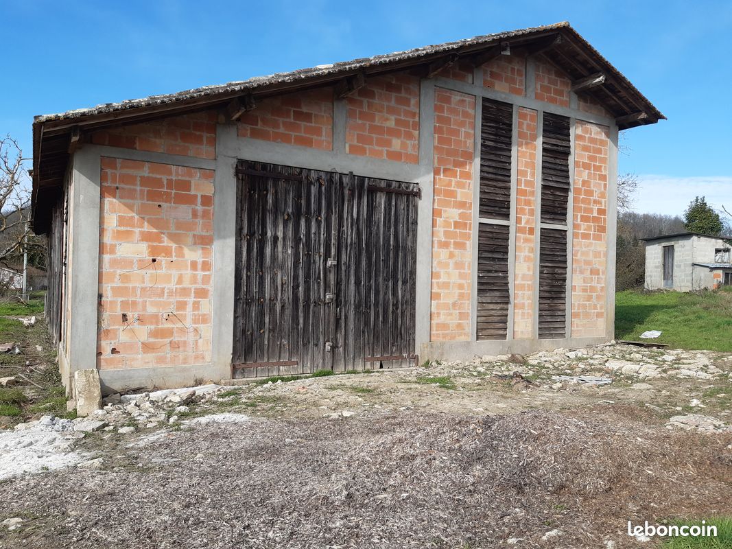 découvrez ce hangar idéal situé sur un terrain non constructible, parfait pour le stockage ou l'entreposage. profitez d'un espace sécurisé et accessible dans un environnement paisible.