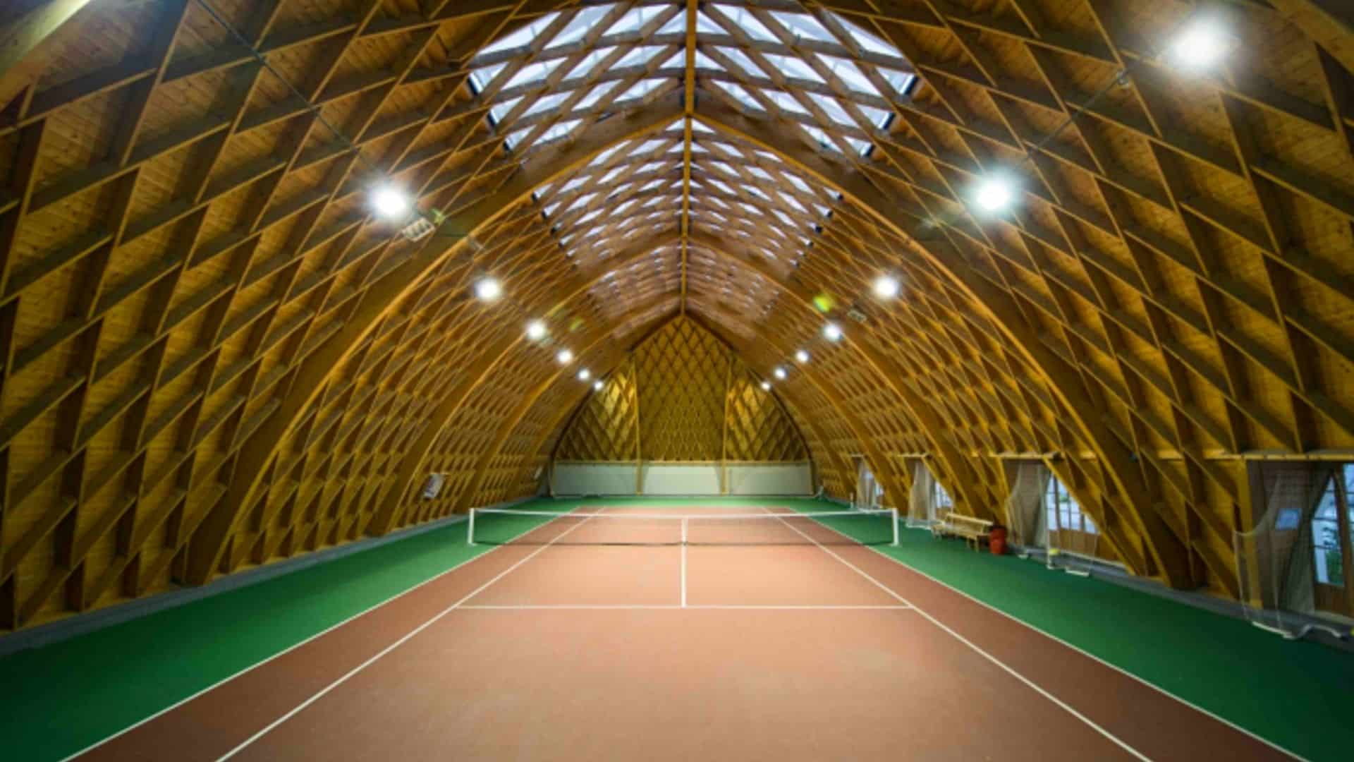 découvrez notre court de tennis, un espace convivial et moderne pour pratiquer votre sport préféré. que vous soyez débutant ou joueur aguerri, profitez d'installations de qualité pour des matchs captivants et des moments de détente entre amis.