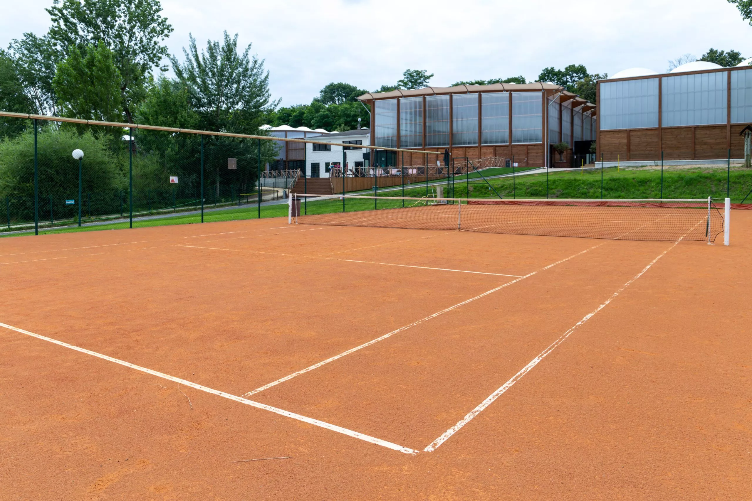 découvrez notre court de tennis, un espace idéal pour pratiquer votre swing et améliorer votre jeu. profitez d'installations modernes, d'une atmosphère conviviale et de leçons adaptées à tous les niveaux. réservez dès maintenant et lancez-vous sur le terrain!