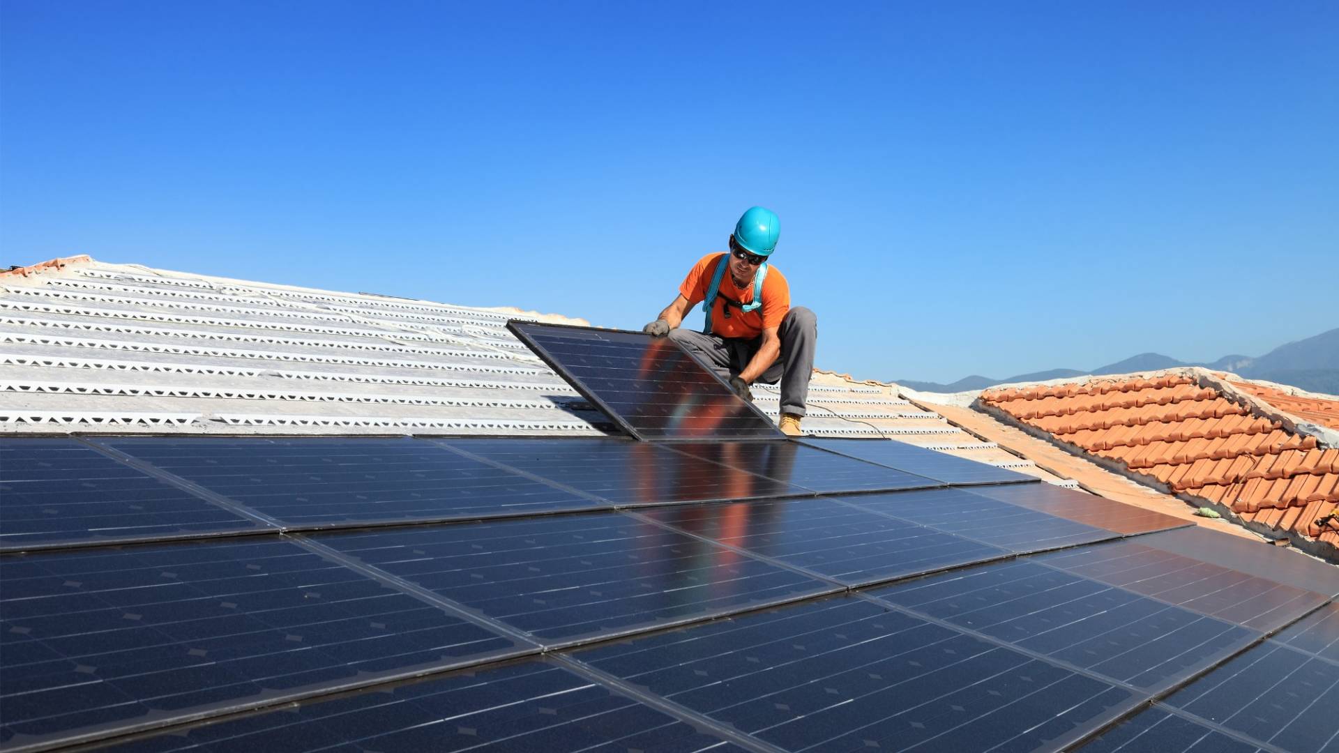 découvrez nos solutions d'assurance pour installations photovoltaïques, protégeant vos investissements solaires contre les aléas et garantissant une rentabilité optimale de votre production d'énergie verte.