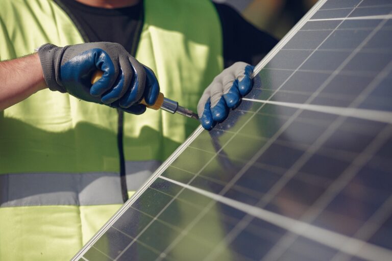découvrez tout ce qu'il faut savoir sur le coût d'une ferme solaire : investissements initiaux, économies réalisées, et rentabilité à long terme. informez-vous sur les avantages financiers et environnementaux de l'énergie solaire.