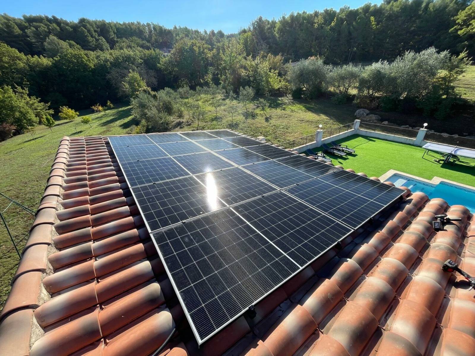 découvrez le coût d'installation d'un système photovoltaïque de 9 kw. analysez les différents facteurs influençant le prix, les aides disponibles et les bénéfices à long terme de l'énergie solaire pour optimiser votre investissement écologique.