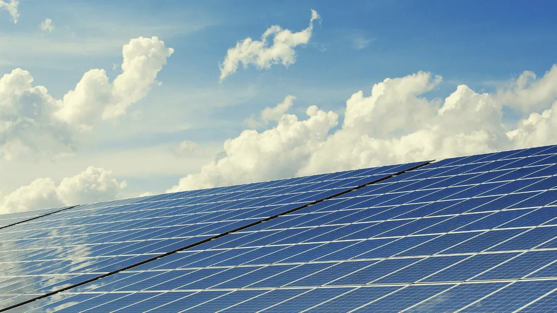découvrez les avantages économiques des fermes solaires et leur coût d'installation. informez-vous sur les dépenses initiales, les économies à long terme et les subventions disponibles pour rentabiliser votre investissement dans l'énergie solaire.