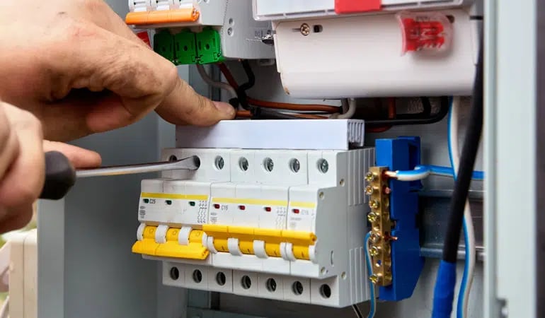 découvrez le coût de la rénovation électrique pour une surface de 200 m². obtenez des estimations détaillées, des conseils pratiques et des informations sur les normes de sécurité pour transformer votre espace en toute sérénité.