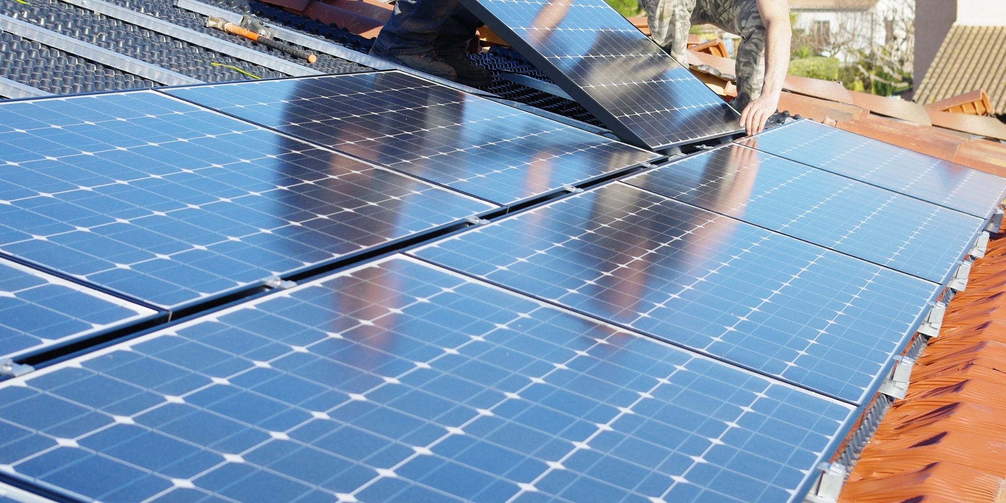découvrez tout sur le coût solaire : des informations sur les investissements initiaux, les économies potentielles et la rentabilité des panneaux solaires. informez-vous sur les subventions disponibles et comment le solaire peut alléger votre facture d'énergie.