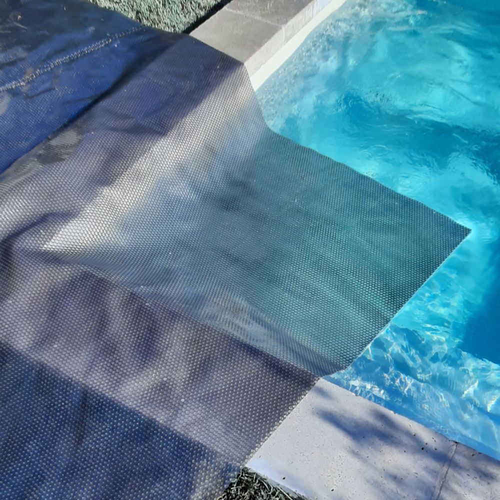 découvrez les avantages des couvertures solaires pour votre piscine : protection, économie d'énergie et entretien simplifié. profitez de baignades confortables tout en préservant la température de l'eau et en réduisant l'évaporation. idéales pour prolonger la saison de baignade et protéger votre espace aquatique.