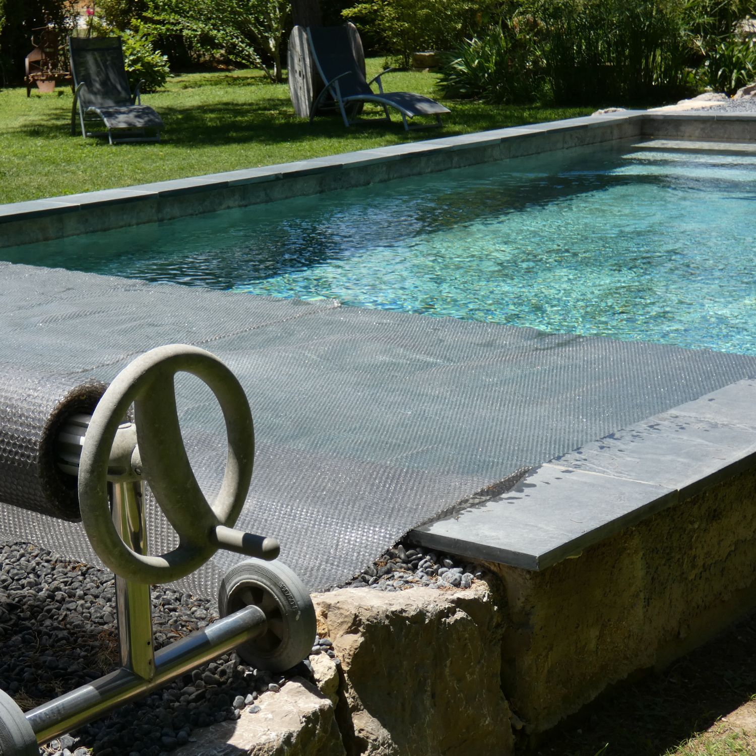 découvrez nos couvertures solaires de haute qualité, conçues pour maintenir la chaleur de votre piscine tout en réduisant l'évaporation d'eau. profitez d'une baignade agréable tout en économisant de l'énergie. idéales pour tous types de piscines, nos couvertures sont faciles à installer et à entretenir.