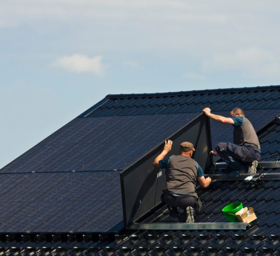 découvrez nos services de couvreur spécialisé en panneaux photovoltaïques (pv), alliant expertise et qualité pour une installation optimale de votre système solaire. profitez d'énergies renouvelables et réduisez vos factures d'électricité avec nos solutions adaptées à vos besoins.
