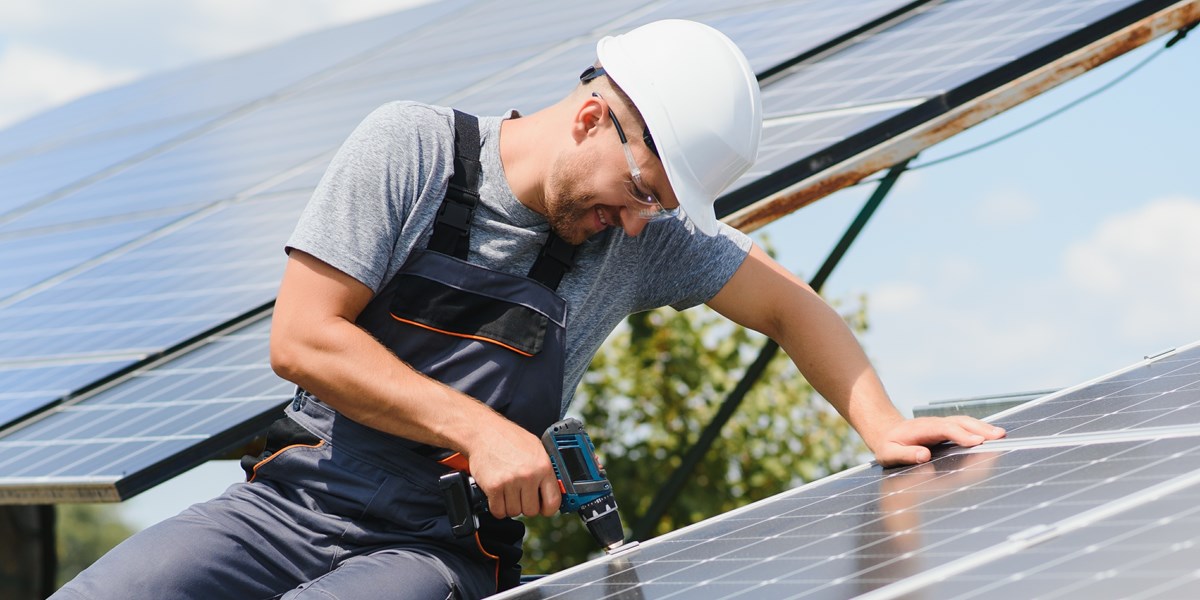 découvrez nos services de couverture photovoltaïque pour transformer votre toiture en source d'énergie renouvelable. nos couvreurs expérimentés garantissent une installation sécurisée et efficace de panneaux solaires, maximisant ainsi votre production d'énergie tout en préservant l'esthétique de votre maison.