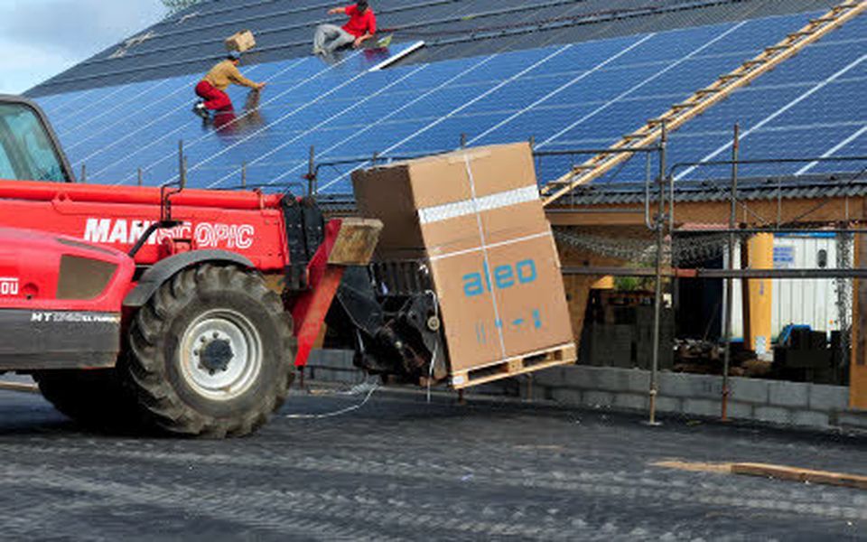 découvrez nos services de couvreur solaire, spécialisés dans l'installation et la maintenance de systèmes photovoltaïques. profitez d'une énergie renouvelable et réduisez votre facture d'électricité tout en préservant l'environnement. contactez-nous pour un devis gratuit !