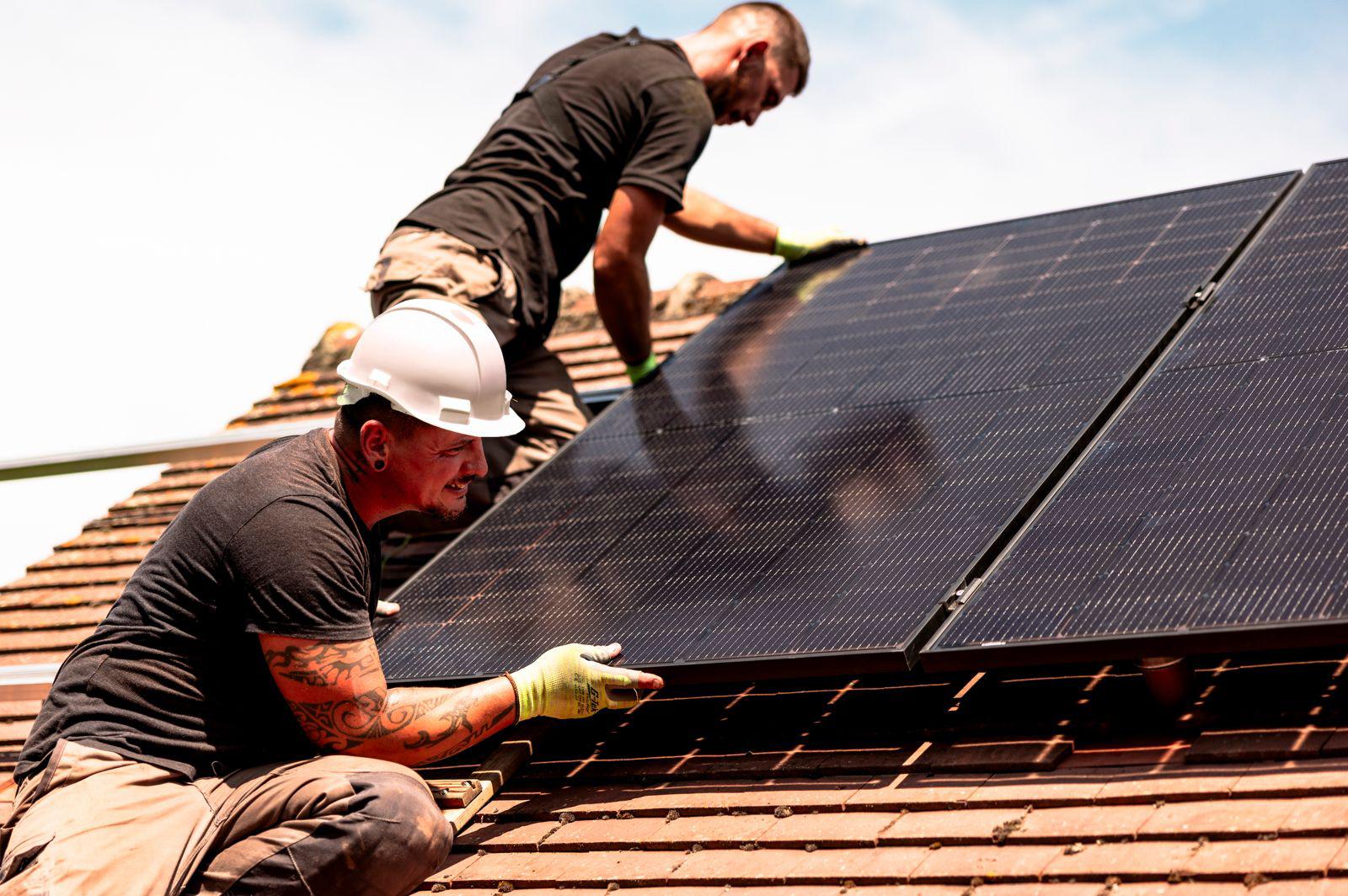 découvrez notre service de couvreur solaire spécialisé dans l'installation de panneaux solaires de haute qualité. optimisez votre consommation d'énergie tout en adoptant une démarche écologique grâce à des solutions adaptées à vos besoins.